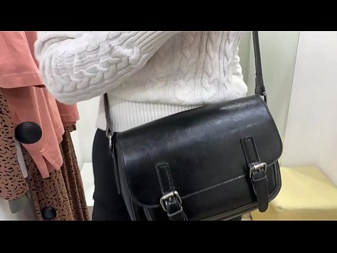 ❤️ Masturbazzjoni pubblika tal-kelba żagħżugħa FeralBerry b'dildo fil-kamra tal-armar ❌ Porno fil-porn mt.bsglass.ru ❤